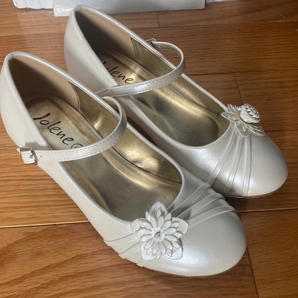Like New Girls size 3 dress shoes - Picture 1 of 3